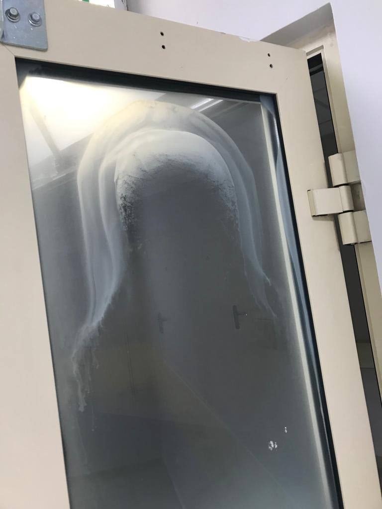 Самовозникший образ Богородицы на двери госпиталя